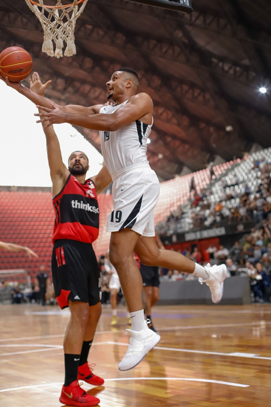 Humberto em jogada contra o Flamengo, pelas quartas de final do NBB