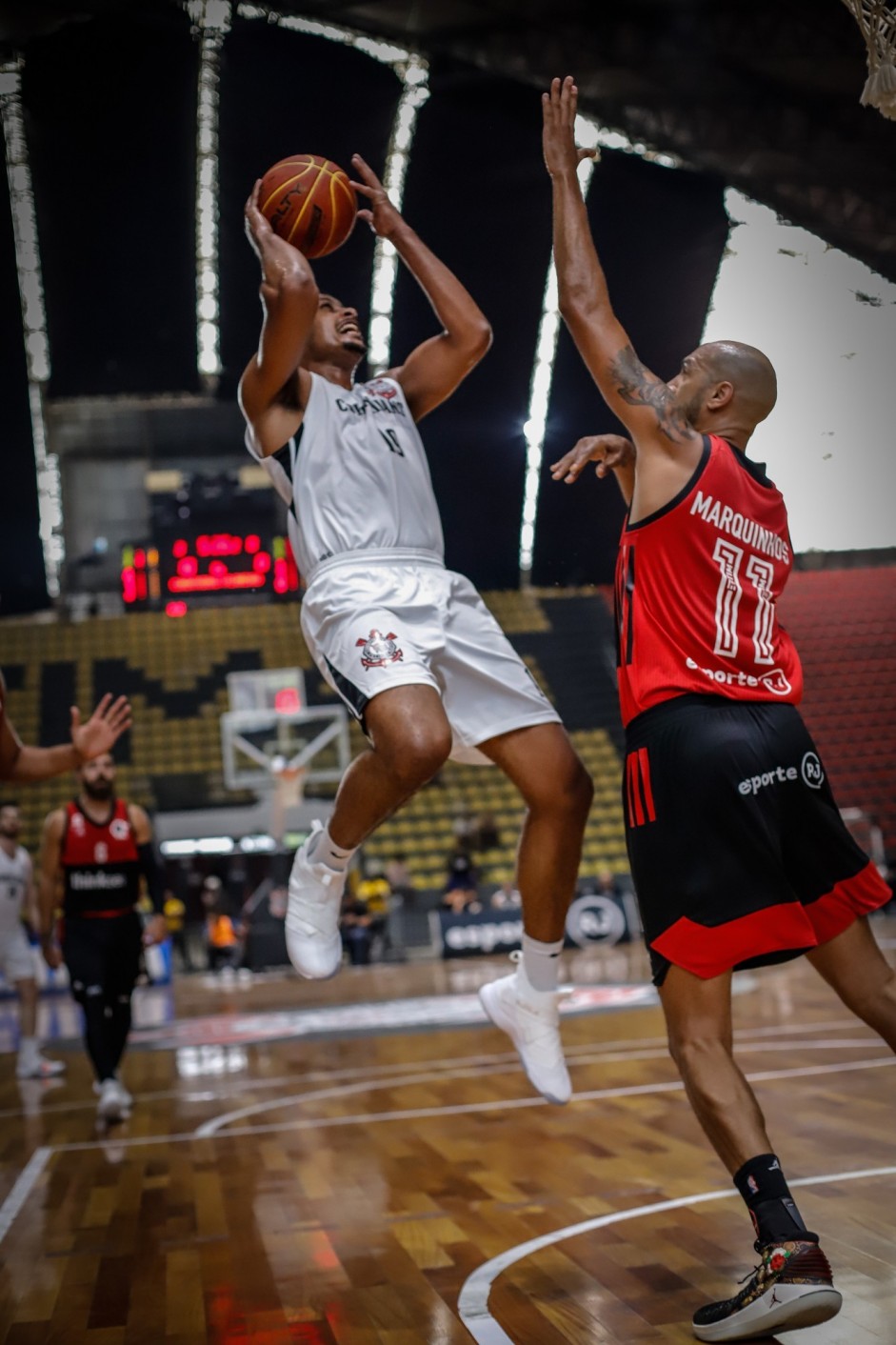 Humberto no momento de sua cesta contra o Flamengo, pelo NBB