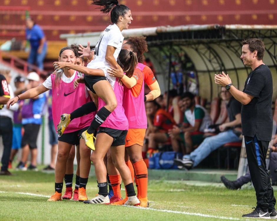 Jogadoras comemoram gol de Paulinha contra a Portuguesa, pelo Paulista Feminino