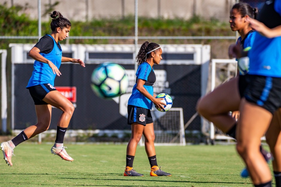 Jogadores do Timo Feminino treinam nesta quarta-feira