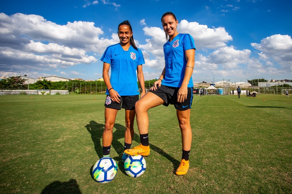Juliete e Giovanna, do Corinthians Futebol Feminino, no treino nesta quarta-feira