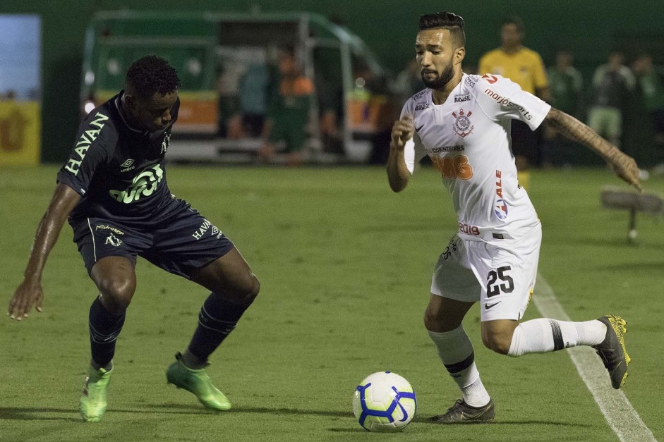 Meia Clayson atuando contra a Chapecoense, pela Copa do Brasil, na Arena Cond