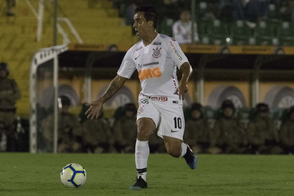 Meia Jadson no duelo diante a Chapecoense, pela Copa do Brasil, na Arena Condá