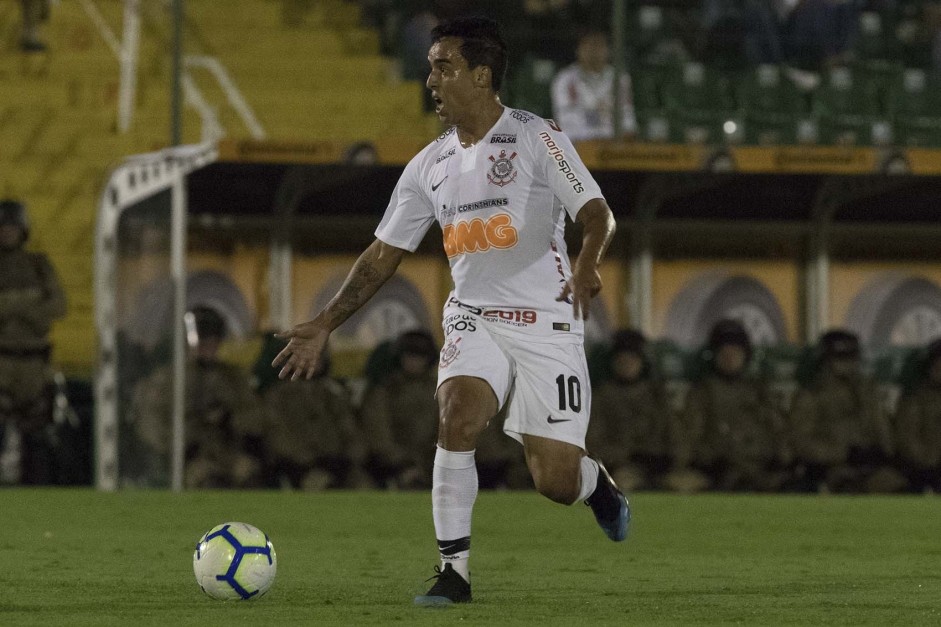 Meia Jadson no duelo diante a Chapecoense, pela Copa do Brasil, na Arena Cond