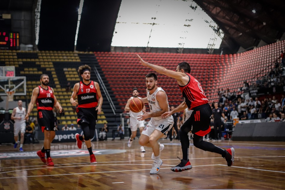 Parodi em jogada contra o Flamengo, pelas quartas de final do NBB