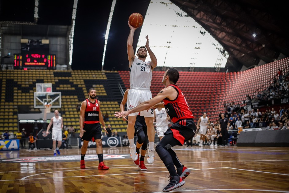 Parodi prestes a marcar cesta contra o Flamengo, pelo NBB