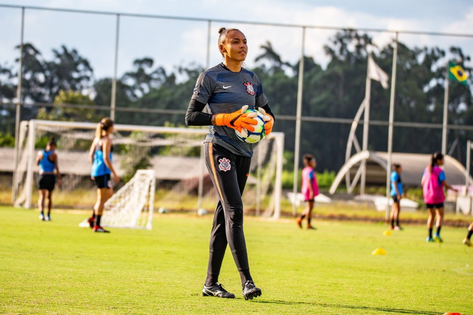 Paty, do Corinthians Futebol Feminino, treina nesta quarta-feira