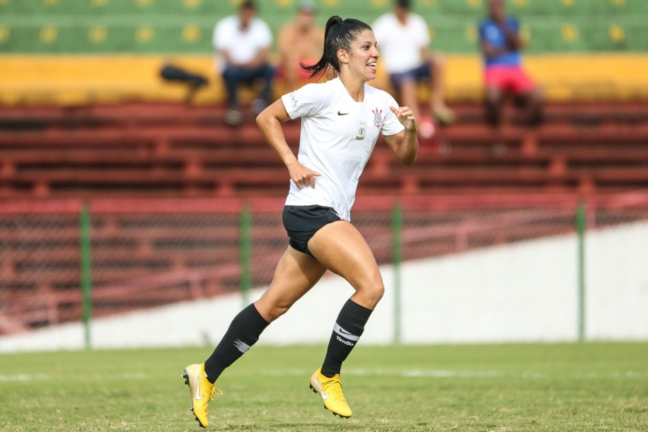 Paulinha comemora seu gol contra a Portuguesa, pelo Paulista Feminino