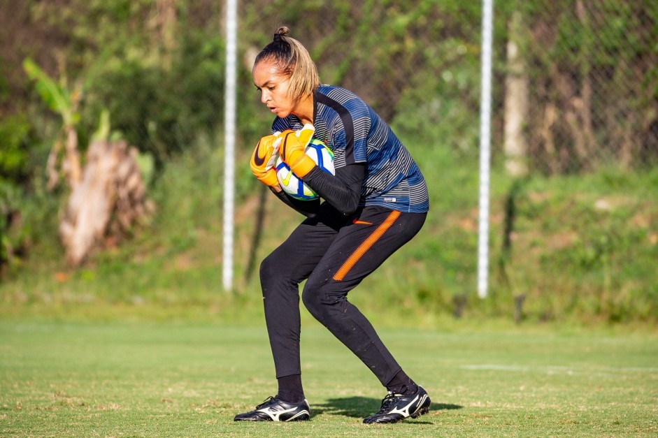 Taty Amaro, do Corinthians Futebol Feminino, treina nesta quarta-feira