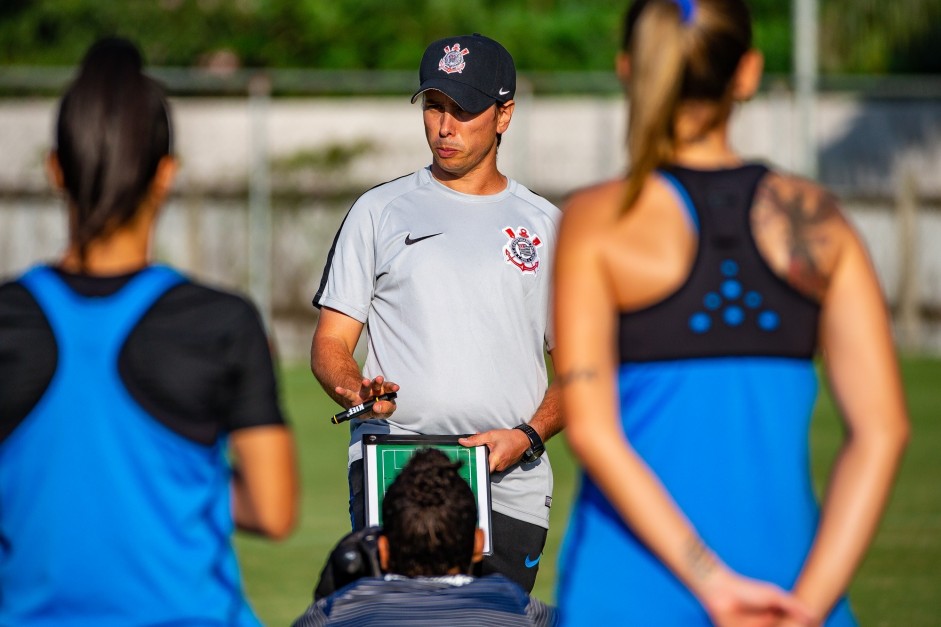 Tcnico Rodrigo Iglesis, do Corinthians Futebol Feminino, no treino desta quarta-feira