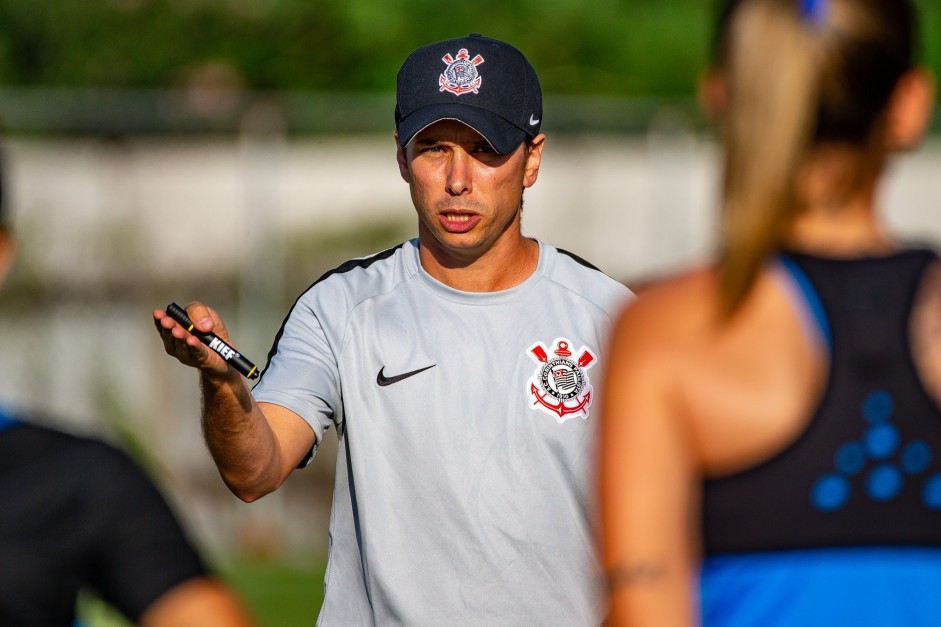 Treinador Rodrigo Iglesis, do Corinthians Futebol Feminino, no treino nesta quarta-feira