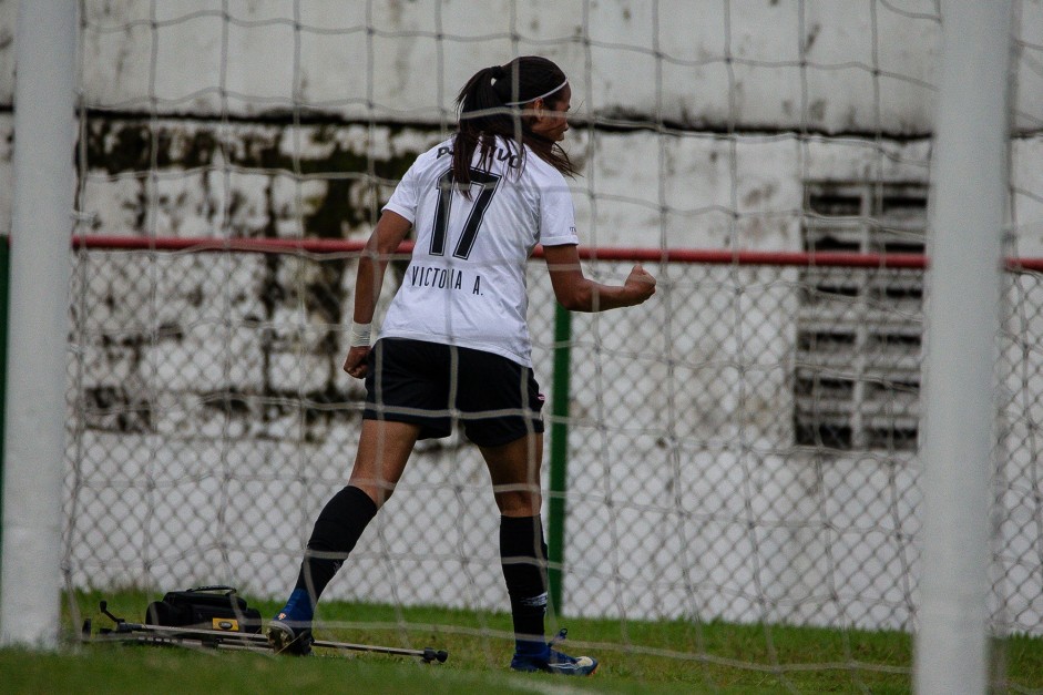 Victória comemora seu gol contra a Portuguesa, pelo Paulista Feminino