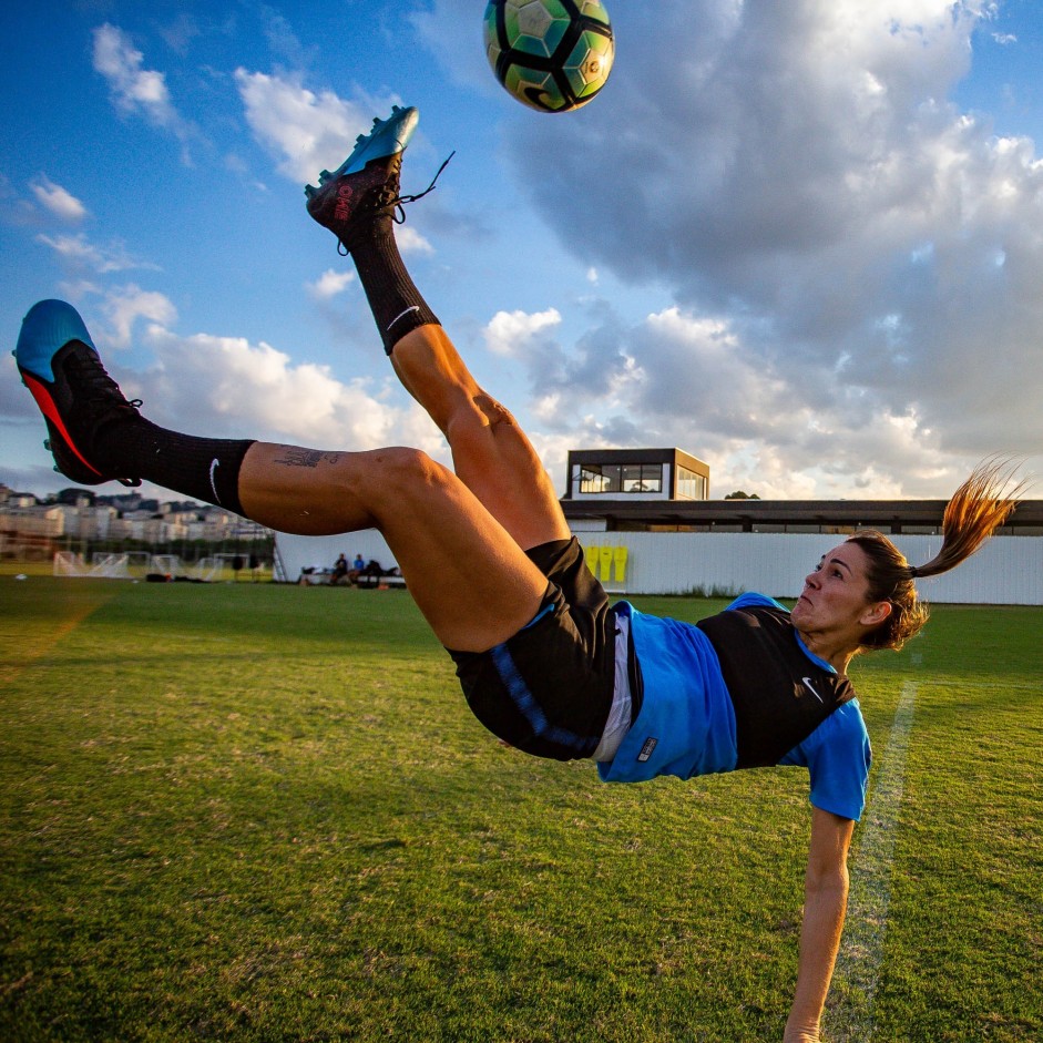 Zanotti em belo voleio durante o treino do Corinthians Futebol Feminino