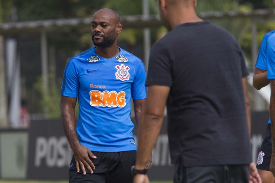 Atacante Vagner Love durante treino que prepara a equipe para jogo contra o Santos