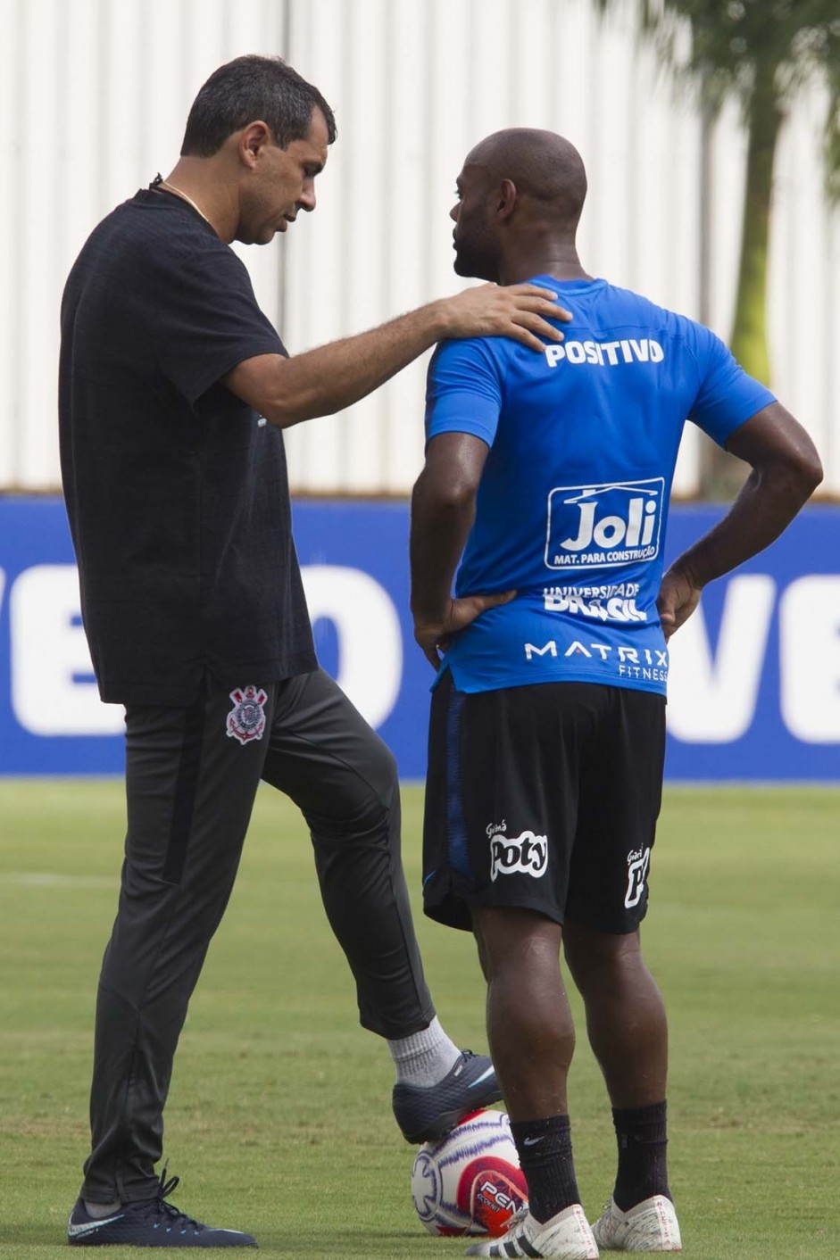 Carille conversa com Vagner Love no treino que prepara o time para jogo contra o Santos
