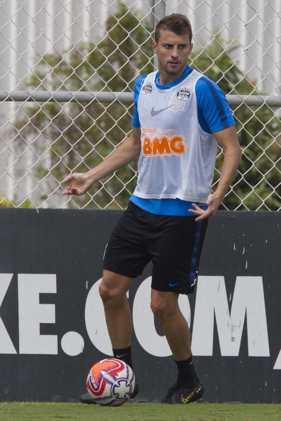 Henrique treina para duelo contra o Santos, pela semifinal do Campeonato Paulista
