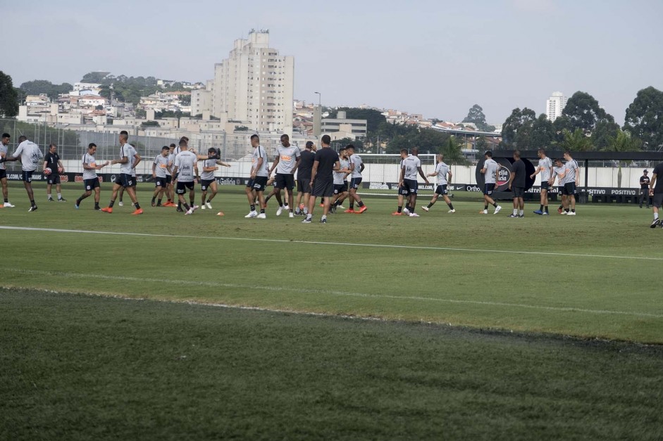 Jogadores treinam no CT Joaquim Grava