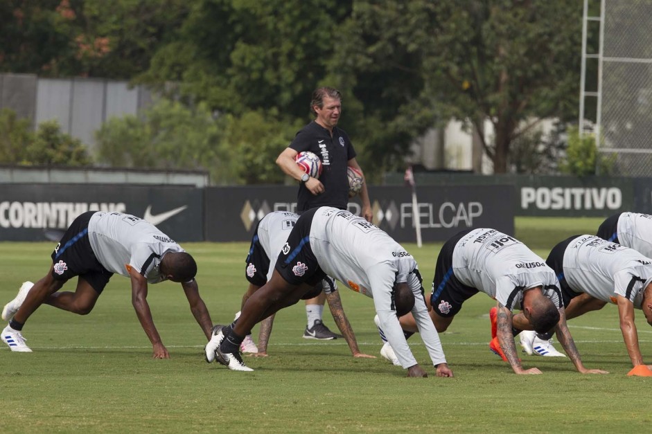 Preparador fsico Anselmo Sbragia no treinamento de hoje no CT