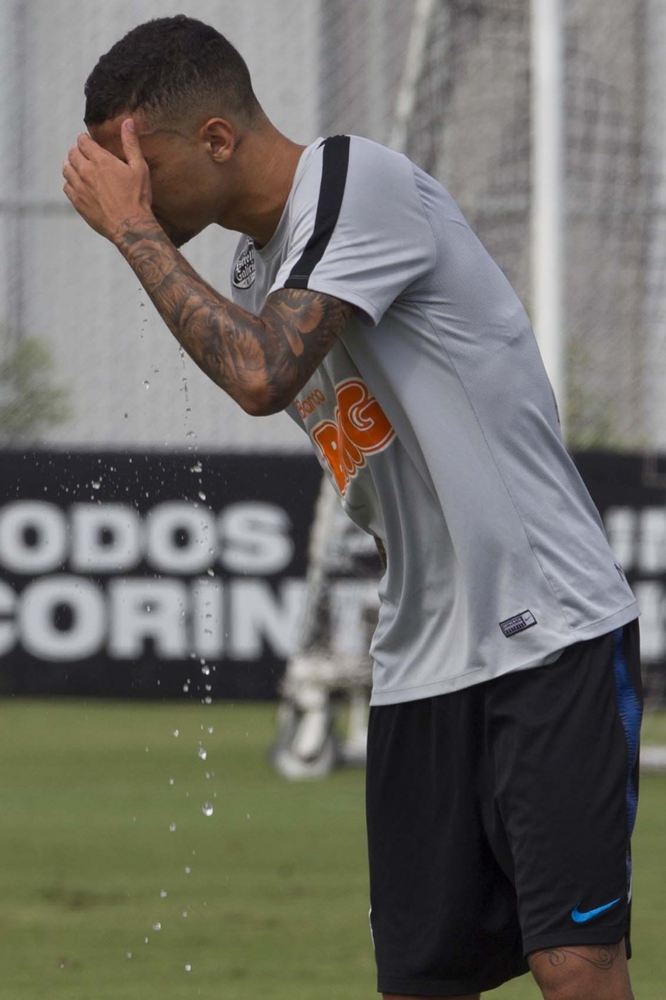 Thiaguinho se refresca no treino de hoje no CT