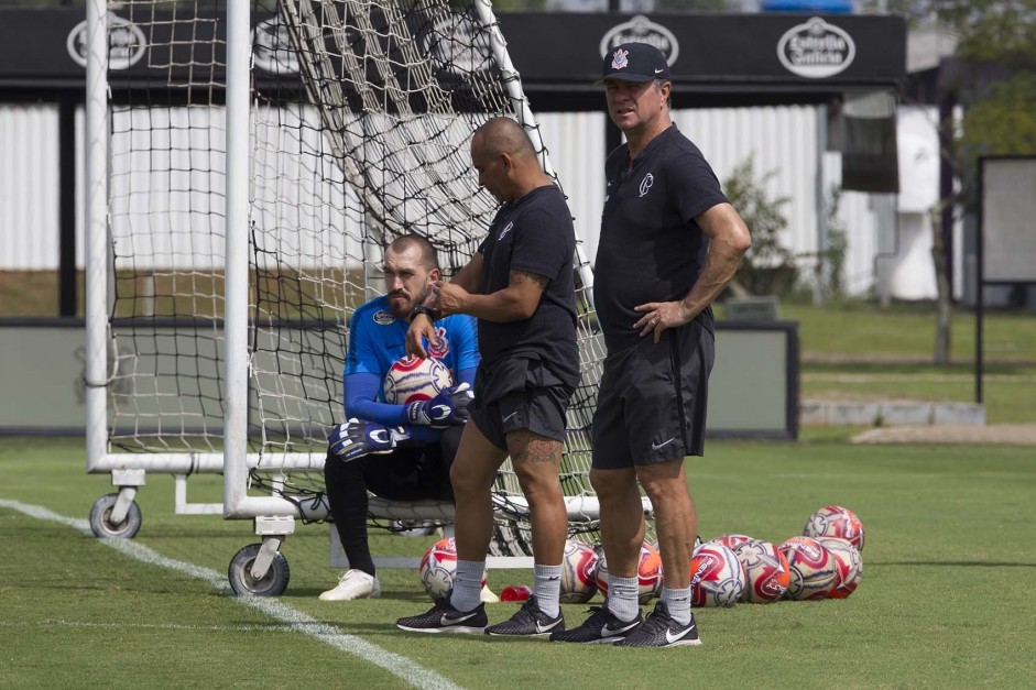 Walter no treinamento de goleiros no CT Joaquim Grava