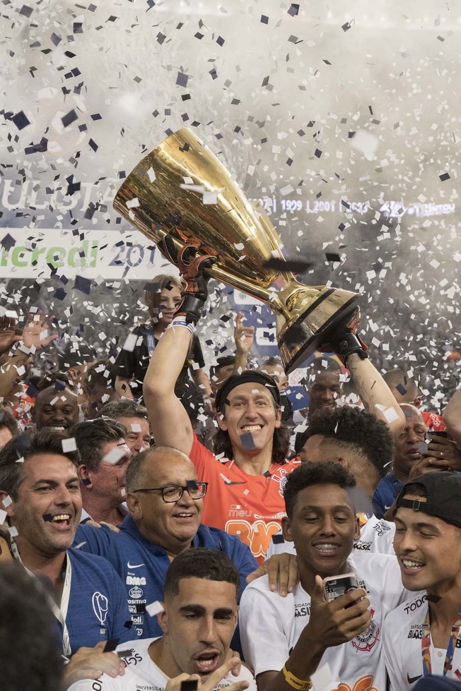 Cássio levanta a taça de Campeão Paulista 2019, após ...