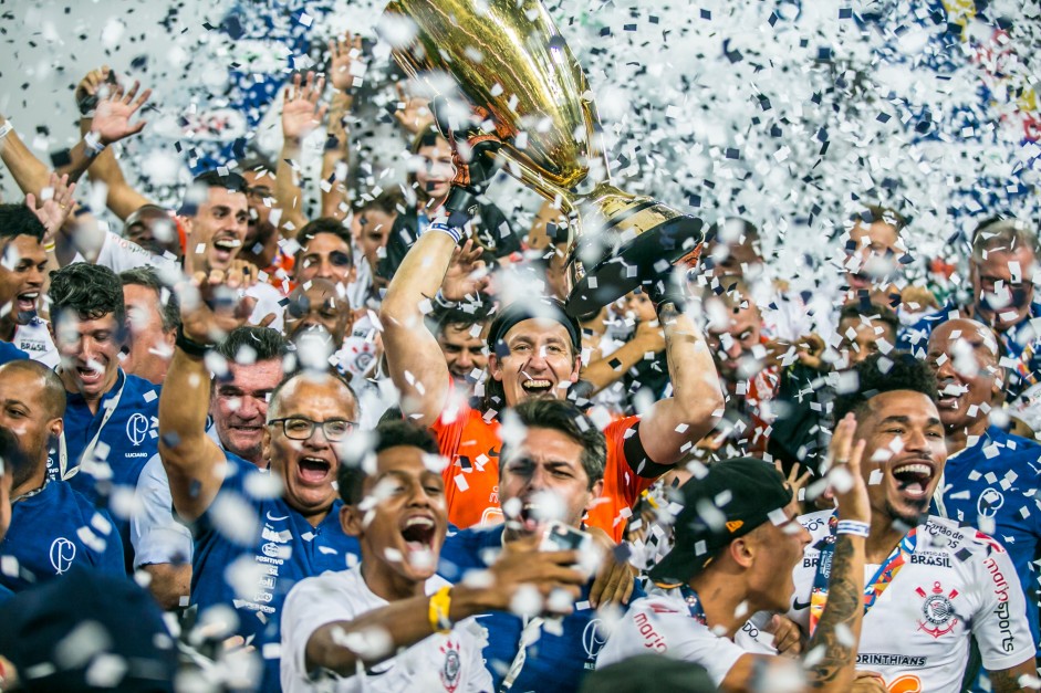 Corinthians levanta o trofus de Campeo Paulista 2019