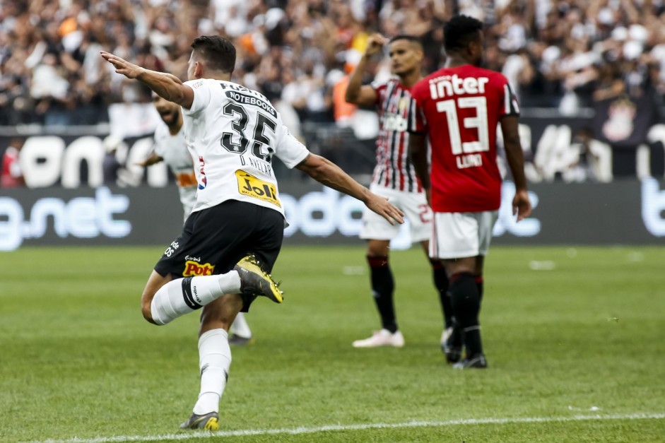 Danilo Avelar comemorando seu gol contra o So Paulo, pela final do Paulisto 2019