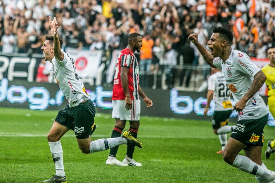 Danilo Avelar e Gustavo comemoram o gol do lateral contra o So Paulo, na final do Paulisto
