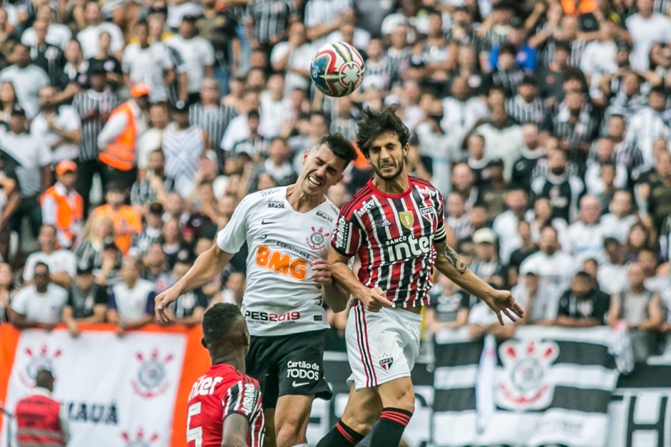 Danilo Avelar em dividida por cima contra o So Paulo, pela final do Paulisto 2019