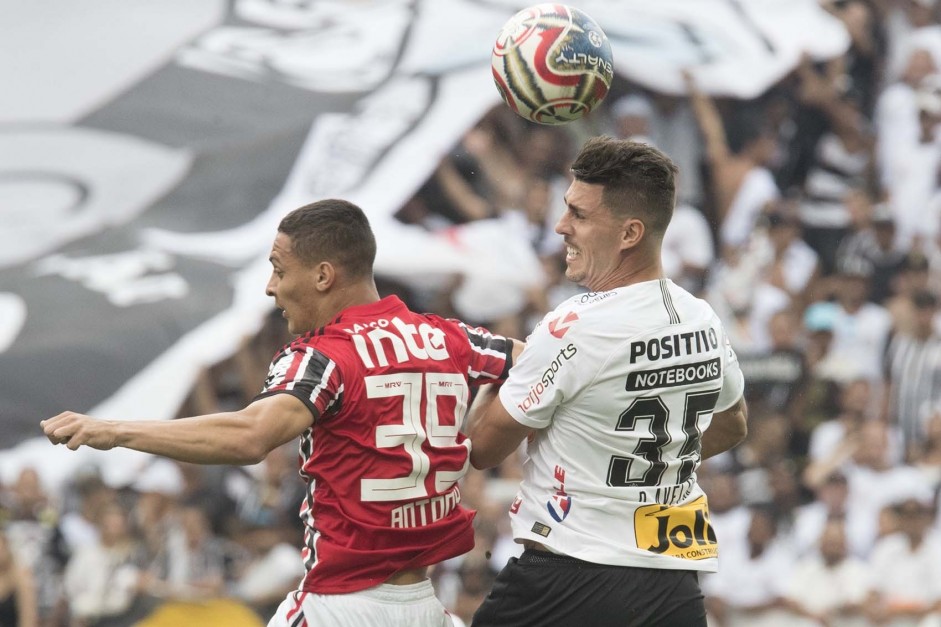Danilo Avelar em partida contra o So Paulo, pela final do Campeonato Paulista