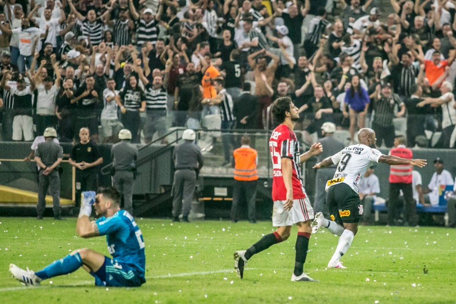 Love comemorando seu gol contra o So Paulo, pela final do Campeonato Paulista