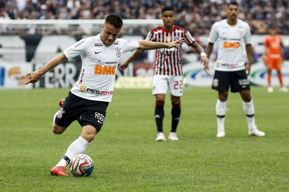 Ramiro em jogada contra o So Paulo, pela final do Paulisto 2019
