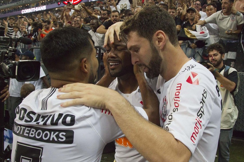 Sornoza comemora com Love e Boselli o gol do tricampeonato Paulista, primeiro ttulo do camisa 7 com o manto