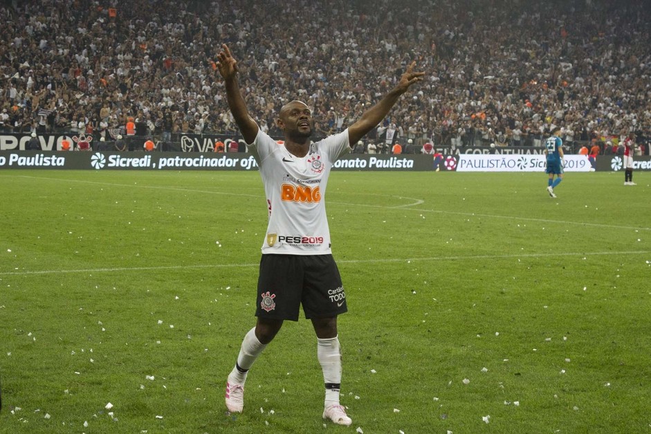 Vagner Love feliz com o título de Campeão Paulista 2019 Vagner Love feliz com o título de Campeão Paulista 2019