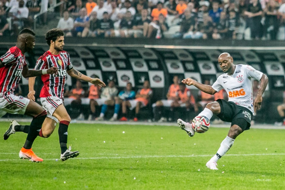 Vagner Love marcou o segundo gol do Corinthians na final contra o São Paulo Vagner Love marcou o segundo gol do Corinthians na final contra o São Paulo