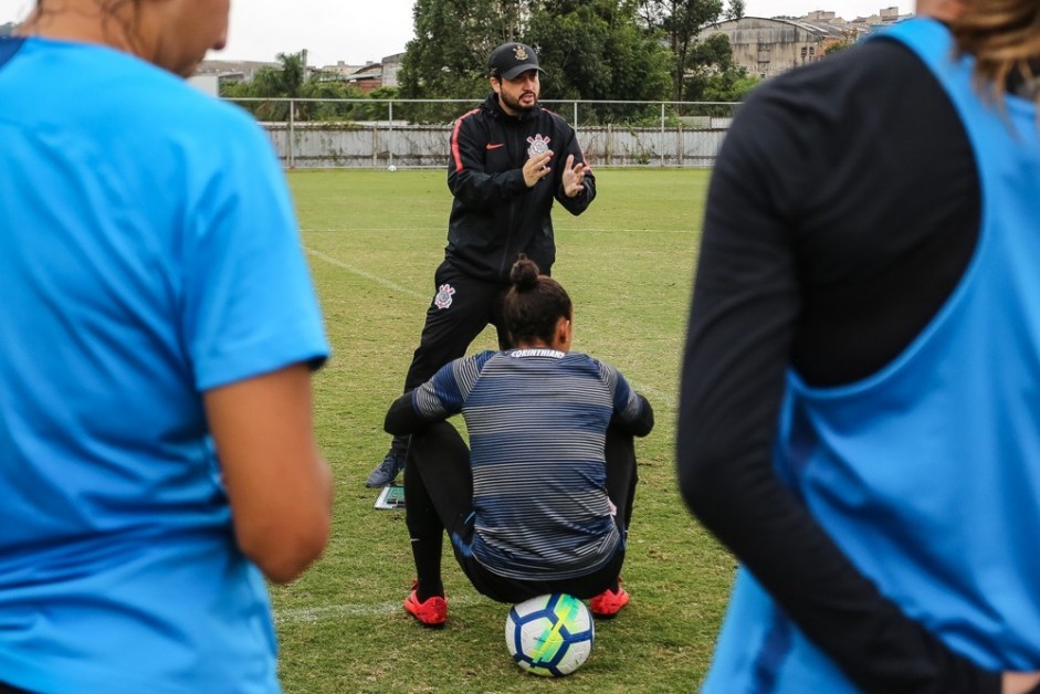 Arthur Elias fala com as meninas do futebol feminino do Corinthians durante treino no CT