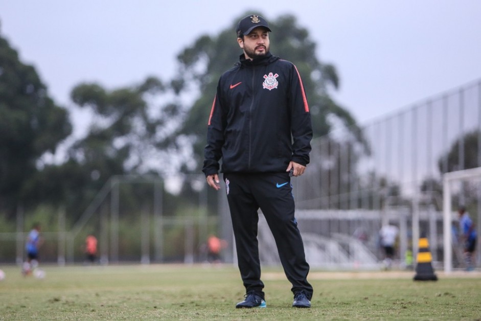 Arthur Elias treina as meninas do Corinthians Futebol Feminino no CT