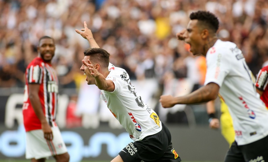 Avelar marcou o primeiro gol contra o São Paulo, pela final do Paulistão