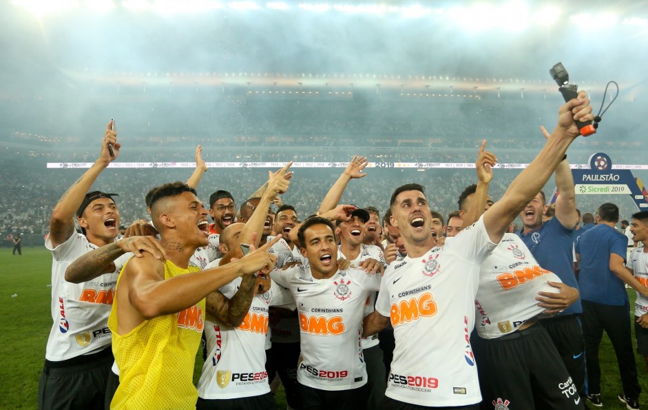 Avelar tirar selfie na final do Paulistão 2019