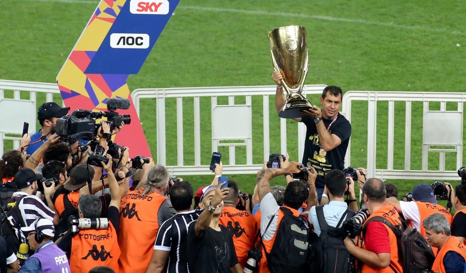 Carille com a faixa de campeão Paulista 2019