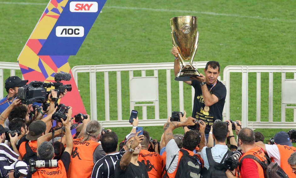 Carille levanta a taça de Campeão Paulista 2019