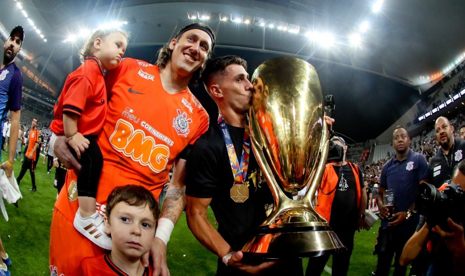 Cássio e Danilo Avelar com a taça do Paulistão 2019