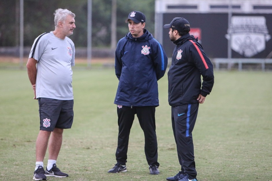 Comissão técnica comanda treino do Corinthians Futebol Feminino no CT
