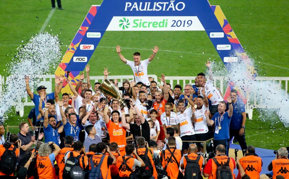 Corinthians levanta a taça de Campeão Paulsita 2019
