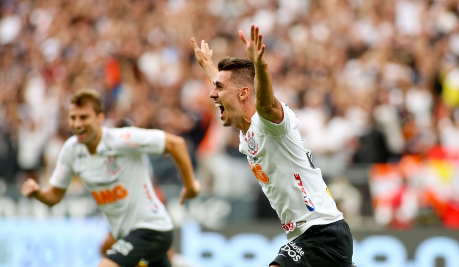 Danilo Avelar no jogo contra o São Paulo, pela final do Paulistão