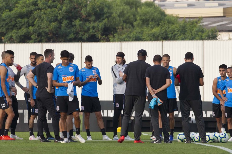 Fábio Carille reúne grupo no primeiro treino após conquista do Paulistão