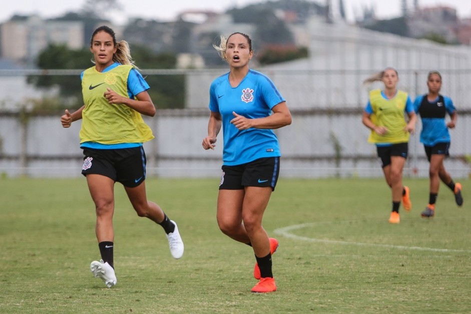Gabi Nunes e Mônica Hickmann no treino do feminino no CT
