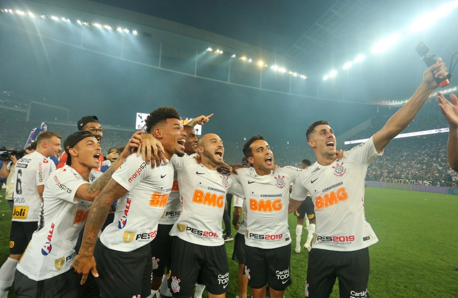 Jogadores do Corinthians em festa pelo título do Paulistão 2019