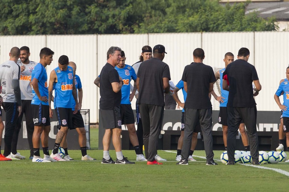 Jogadores reunidos no primeiro treino após vitória sobre o São Paulo no Paulista