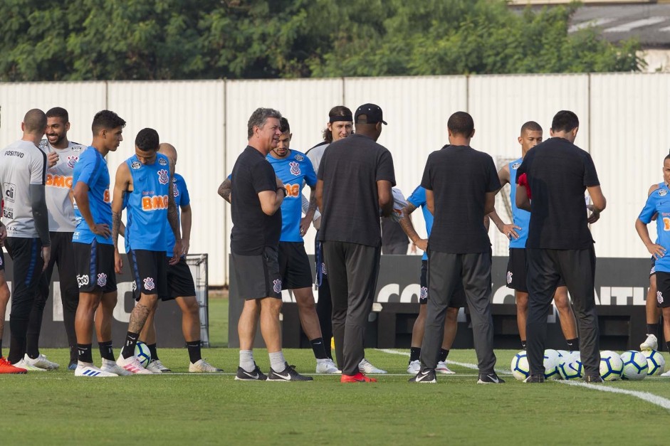 Jogadores reunidos no primeiro treino aps vitria sobre o So Paulo no Paulista